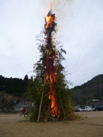 とんど焼き中