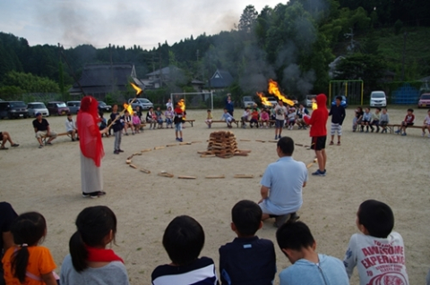 キャンプファイアー